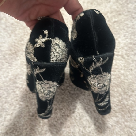 Auth Dolce & Gabbana Embroidered Velvet Pumps 36 - Picture 3 of 5
